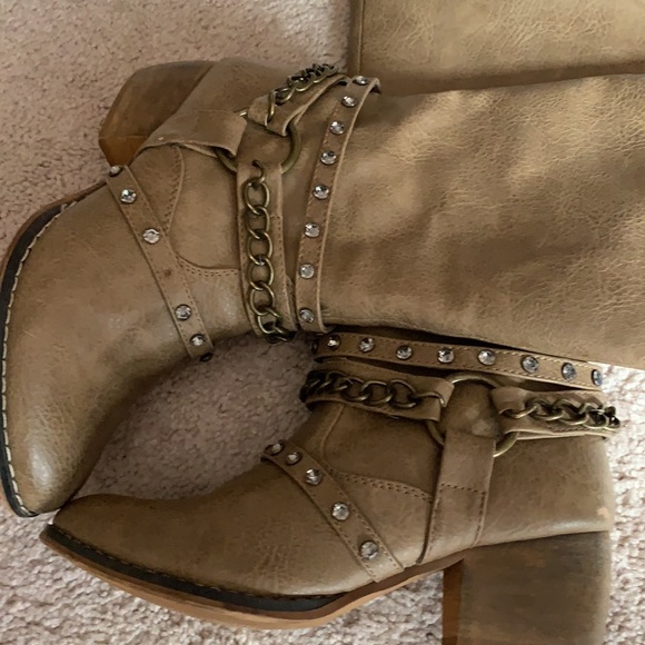 The cutest boots - Picture 3 of 3